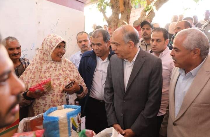 محافظ المنيا يفتتح معرض لبيع السلع الغذائية