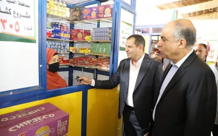 محافظ المنيا يسلم أكشاك للأسر الأكثر احتياجًا