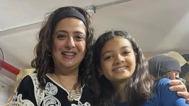 الطفلة ريناد مع والدتها