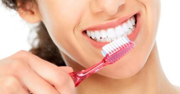 تنظيف الأسنان بعد السكريات